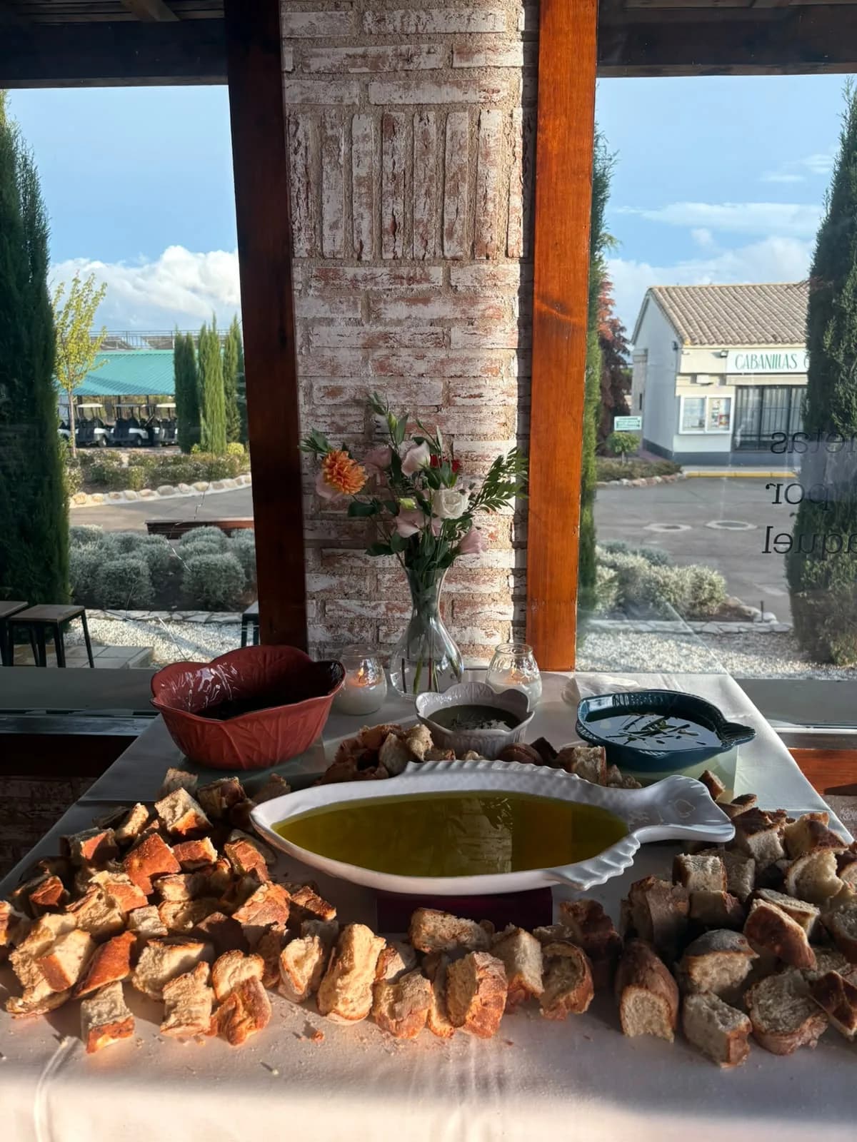 Mesa de aperitivos junto a un ventanal